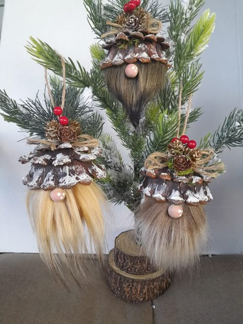 Pinecone Gnome Ornaments, Pinecone Crafts, Gnome Decor, Gnome Ornaments, Diy Gnomes, Gnomes Crafts, Christmas Ornament Crafts, Ornament Crafts, Christmas Wreaths Diy