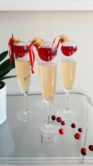 Katie | Sober𝘪𝘴𝘩 Mom on Instagram: "Save this hosting hack for your mimosa bars this holiday season! I love these fillable ornaments - you can add pomegranate, cranberry or orange juice to each and set on ice so your guests can make their own mimosas during your holiday brunches. A few of my favorite non-alcoholic sparkling wines for mimosas: • @oddbird • @primapave • @noughtyaf • @drinkjoyus Fillable ornaments are linked in my Amazon Storefront. Happy holidays! #holidayhosting #holidays2023 #holidaydrinks #nonalcoholic" Small Mimosa Bar, Christmas Mimosa Bar Ideas, Mimosa Christmas Tree, Holiday Mimosas, Christmas Day Mimosas, Holiday Brunch Decor, Mistletoe And Mimosas Party, Holiday Mimosa, Non Alcoholic Mimosa Bar