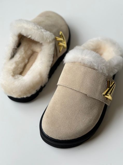 Lv Slippers, Women Slippers Fashion, Cute Slippers, Bootie Sandals, Shoes Too Big, Fancy Shoes, Trendy Fashion Outfits, Shoe Boot Sandals, Girly Shoes