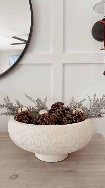 Cold Christmas Aesthetic Decor, Winter Decor Minimalist, Christmas Organic Decoration, Pine Cone Home Decor, Winter Decor Home, Christmas Home Decor Neutral, Christmas Tree Decoration Inspiration, Christmas Aesthetic Decor Ideas, Christmas Home Decor Minimalist