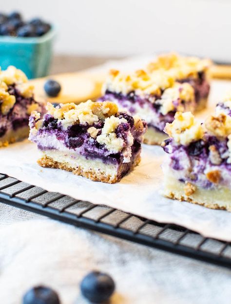 Blueberry Crumble Cheesecake, Crumble Cheesecake, Blueberry Cheesecake Bars, Cherry Pie Recipe, Cheesecake Bar Recipes, Dessert Recipies, Blueberry Crumble, Blueberry Desserts, Blueberry Cobbler