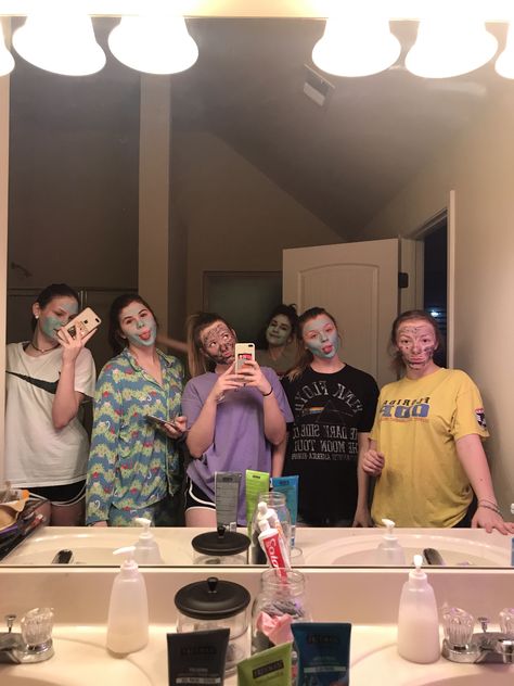 #face #masks & #sleepovers // vsco: courtneyregann Sleepover Face Masks, Face Mask Sleepover, Face Masks With Friends, Pajama Party Aesthetic, Sleepover Photos, Pijamas Party Ideas, Vsco Sleepover, Halloween Sleepover, 15 Candles