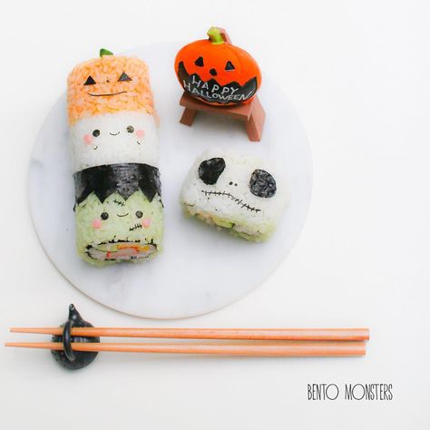 Halloween sushi roll. by Ming #bentomonsters (@bentomonsters) Halloween Sushi, Creepy Halloween Desserts, Sushi Halloween, Cartoon Sushi, Halloween Bento, Fictional Food, Kotak Bento, Creepy Food, Bento Food