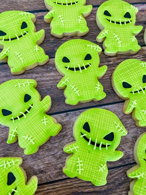 Nightmare Before Christmas Cookies Ideas, Halloween Cookie Decoration Ideas, Oogie Boogie Food Ideas, Oogie Boogie Dessert, Nightmare Before Christmas Sweets, Oogie Boogie Cookies Decorated, The Nightmare Before Christmas Cookies, Oogie Boogie Cookies, The Nightmare Before Christmas Cupcakes