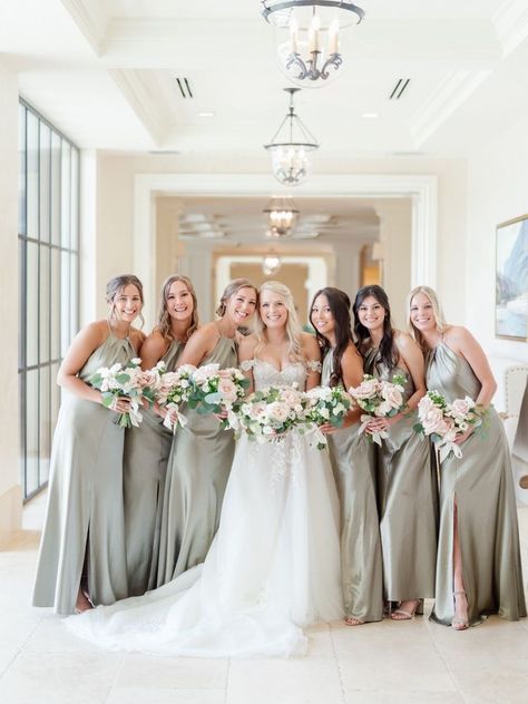 Bride and her bridesmaids pose for a fun shot while standing next to each other and holding each of their bouquets Indoor Bridal Party Photos, Bridal Party Photos Group Shots, Bridal Portraits Indoor, Fun Bridal Party Photos, Bridal Party Photography, Bride And Her Bridesmaids, Bridesmaid Poses, Bridesmaid Photoshoot, Bridal Photography Poses