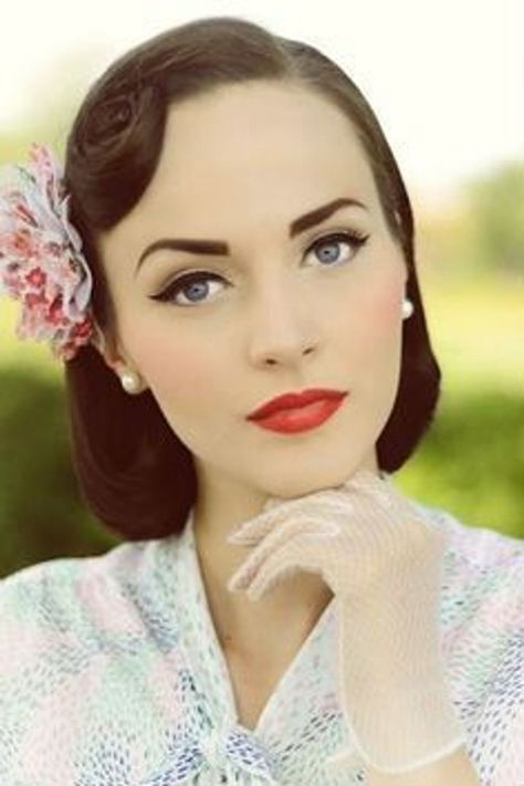 Coiffure inspirée des années 50 Maquillage Pin Up, Wedding Dresses Vintage 20s, 50s Makeup, Art Deco Headpiece, Wedding Makeup Vintage, Vintage Makeup Looks, Gorgeous Wedding Makeup, Wedding Hairstyles And Makeup, Retro Makeup