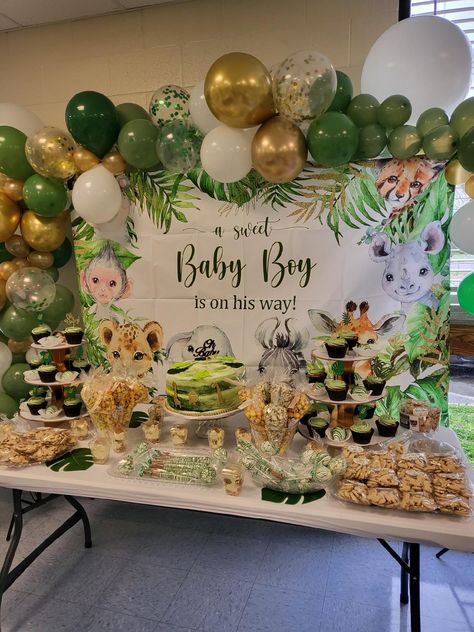 Baby Shower Sweet Table Boy Green, Safari Birthday Candy Table, Dessert Table Safari Theme, Safari Treat Table, Safari Baby Shower Boy Dessert Tables, Safari Baby Shower Treats, Safari Baby Shower Dessert Table, Safari Baby Shower Food Ideas, Safari Baby Shower Cake