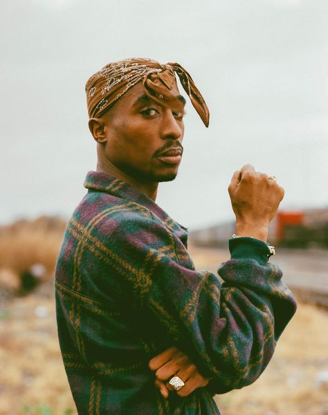 Tupac Shakur photographed by Dana Lixenberg during a portrait session in Atlanta, GA - November 1993 https://www.instagram.com/strappedarchives/ Hip Hop Hairstyles, Tupac Photos, Tupac Art, Tupac Wallpaper, Looks Hip Hop, Mode Hip Hop, Tupac Pictures, Hip Hop Art, Rap Aesthetic