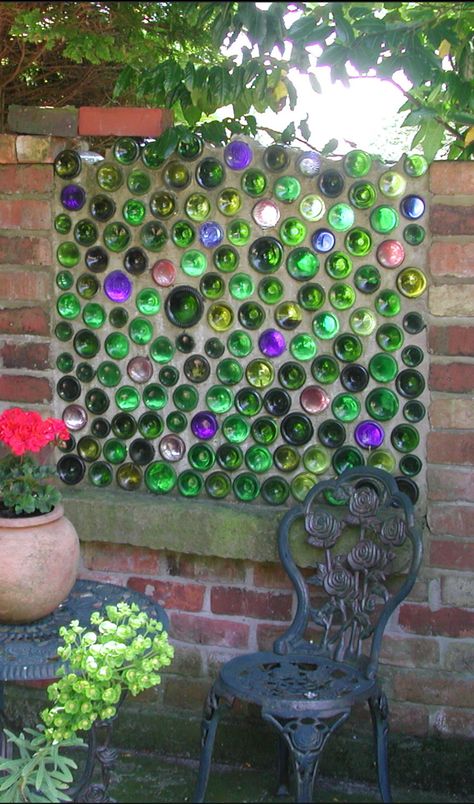 Wine Bottle Garden Art, Living Garden Structures, Wine Bottle Art Projects, Witchy Garden Aesthetic, Wine Bottle Fence, Wine Bottle Garden, Fence Art, Bottle Garden, Bottle Wall