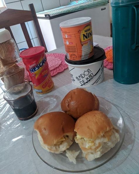 Brazilian Breakfast, Brazilian Vibes, Brazil Aesthetic, Brasil Aesthetic, Brazil Culture, Aesthetic Food, Hamburger Bun, Summer Aesthetic, Breakfast Recipes