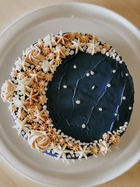 Half Moon Cake Design, Crescent Moon Cake Design, Moon Phase Cake, Moon Food Ideas, Sun And Moon Cake, Moon Shaped Cake, Witchy Birthday Cake, Witchy Cake, Moon Desserts