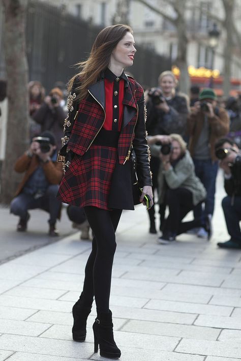 Coco Rocha Preppy Punk, Punk Chic, Christmas Jacket, Tartan Fashion, Street Style 2016, Paris Fashion Week Street Style, Rocker Style, Estilo Punk, Punk Outfits