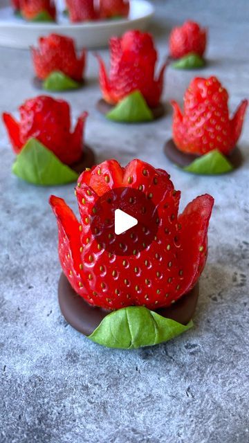 Sine Siemkowicz on Instagram: "CHOCOLATE STRAWBERRY ROSES 🍫🌹 You can eat these as they are, or try dipping them in whipped cream or top onto ice cream or cakes. Hope you like them. Instructions: 1. Cut four petals along the outside of the strawberry, making sure to also take your cut a bit further into the underside of the berry. 2. Trim four smaller petals between the previous ones. 3. Finally cut a v shape in the middle section. 4. Fan the petals out as much as possible. 5. Make blobs of melted dark or milk chocolate. 6. Place the strawberry rose on top. 7. Allow to set. #shareyourtable #beautifulcuisines #buzzfeedfood #dessertideas #strawberries" Flower Strawberries, Strawberry Garnish, Strawberry Rose, Cut Strawberries, Painting The Roses Red, Strawberry Roses, Strawberry Mousse, Amazing Food Decoration, Grazing Table