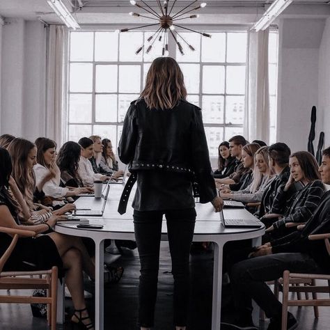 Professor Aesthetic, Women Ceo, Career Vision Board, Vision Board Pictures, Life Vision Board, Business Chic, Future Lifestyle, Aesthetic Women, Chic Office