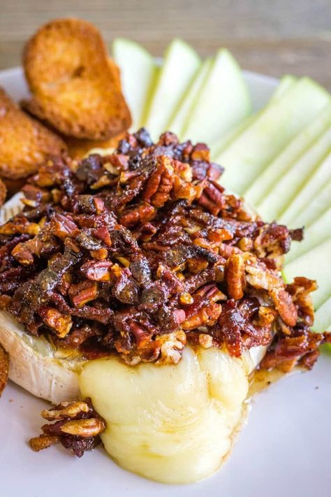 Baked Brie With Pecans, Brie With Pecans, Pecan Brie, Pecan Baked Brie, Pecan Bread, Bread Booze Bacon, Baked Camembert, Brie Recipes, Bacon Appetizers