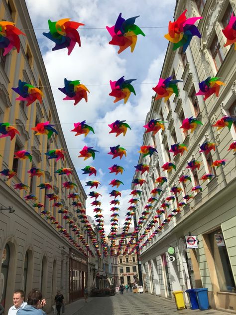 Street Decoration Ideas, Diy Kite Decorations, Kite Decoration, Roof Decoration, Mall Decor, Paper Flower Decor, Event Design Inspiration, Carnival Themes, Kites