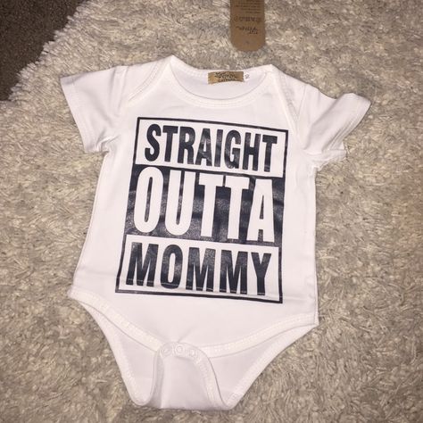 This Onesie Is So Cute And Funny! Baby Onsies Ideas Funny, Baby Onesies Cricut, Funny Baby Outfits, Baby Onsies Funny, Baby Clothes Funny, Funny Baby Bibs, Boy Onesies, Nerdy Baby, Funny Baby Clothes