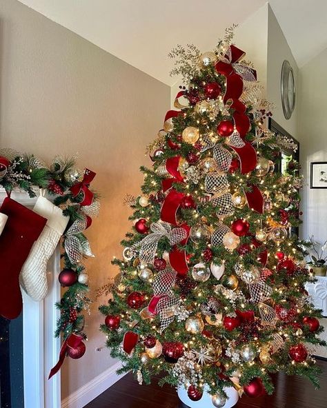 Adriene on Instagram: "Forever my favorite color ♥️ #christmas #christmastree #christmasdecor #redribbon #ribbon #red #redandgold #sparkjoy" Striped Christmas Tree, Colour Christmas, Decorated Trees, Christmas Tables, Christmas Tree Inspo, Christmas Decs, Florida Christmas, Elegant Christmas Trees, Christmas Layouts