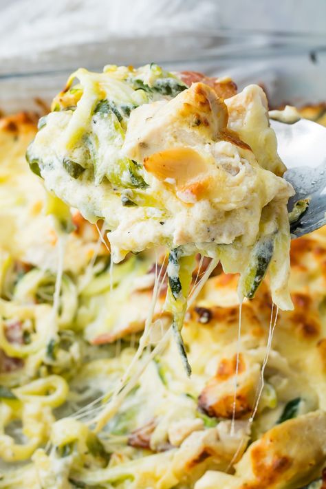 Easy Keto Chicken Alfredo Casserole Recipe (Low Carb) Easy Keto Chicken Alfredo, Casserole Recipes For Dinner Low Carb, Keto Pasta Bake, Keto Creamy Chicken Casserole, Keto Casseroles Easy, Keto Alfredo Chicken Bake, Keto Chicken Casseroles, Keto Chicken Casserole Recipes, Keto Chicken Alfredo Casserole