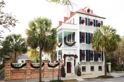 This Dreamy Single House Renovation Is All Dressed Up For The Holidays Charleston Single House, Charleston Aesthetic, Cream Cabinet, Charleston Christmas, Magnolia Garland, Mountain Land, Single House, Charleston House, Classic Wreath