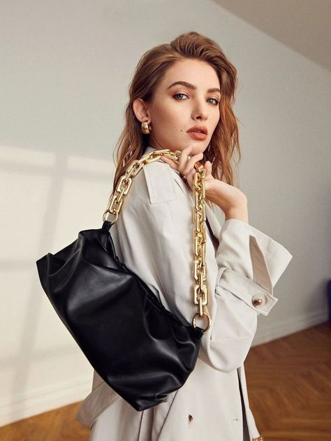 Shooting Bags, Ruched Bag, Minimalist Chain, Photography Bags, Street Style Bags, Fashion Model Poses, Shop Bags, Stylish Backpacks, Urban Dresses