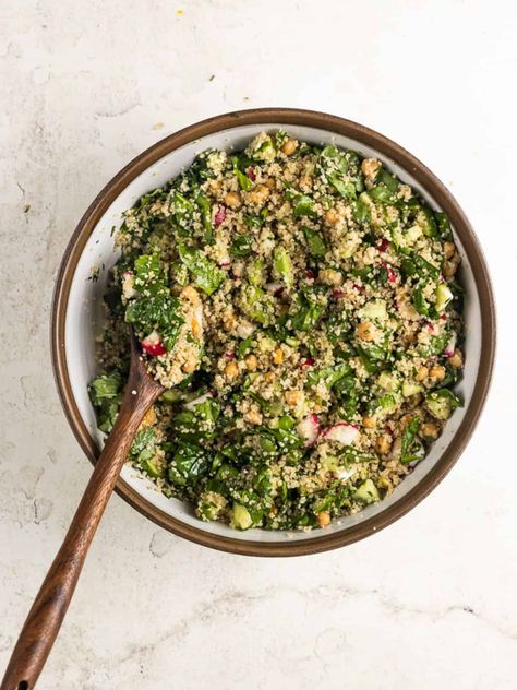 This high-protein quinoa salad is the perfect balance of fresh vegetables, hearty quinoa, and plant-based protein to fuel your day. Bison Quinoa Hash, Quinoa Lunch Bowl, High Protein Quinoa Salad, Quinoa Calories, Quinoa Protein Bowl, Quinoa Bowl Recipes, High Protein Salad, Protein Salad Recipes, Quinoa Salads