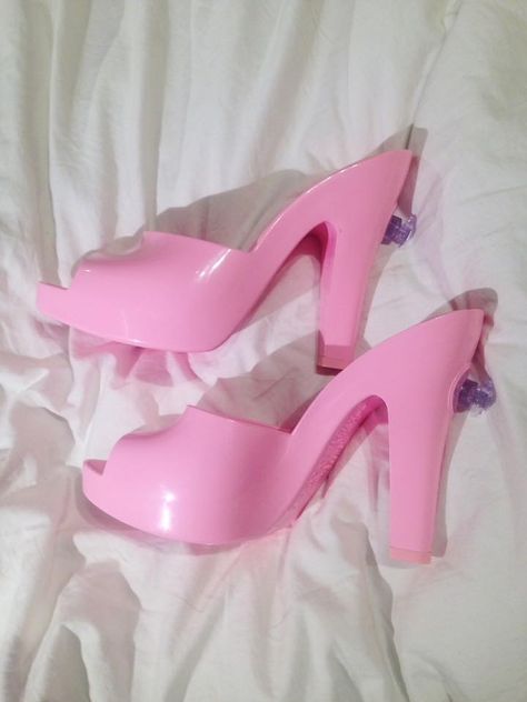 Barbie Shoes For Women, Plus Size Bimbocore Outfits, Pink Barbie Shoes, Barbie Pink Shoes, Moschino Barbie, Barbie Heels, Life Size Barbie, Mean Girls Aesthetic, Heels Aesthetic