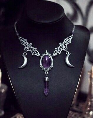 Dark Fantasy Accessories, Purple Gothic Jewelry, Dark Feminine Earrings, Purple Gothic Accessories, Aretes Dark, Purple And Black Jewelry, Regal Jewelry, Purple Goth Wedding, Dark Purple Jewelry