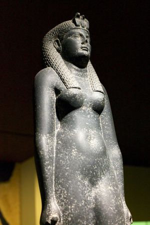 Cleopatra - What We Think the Famous 'Beauty' Looked Like: Statue of Cleopatra Classical Civilisation, Cleopatra Statue, Alexandria Library, Egyptian Bedroom, Ptolemaic Egypt, Egypt Museum, Hellenistic Period, Roman Republic, Egyptian Artifacts