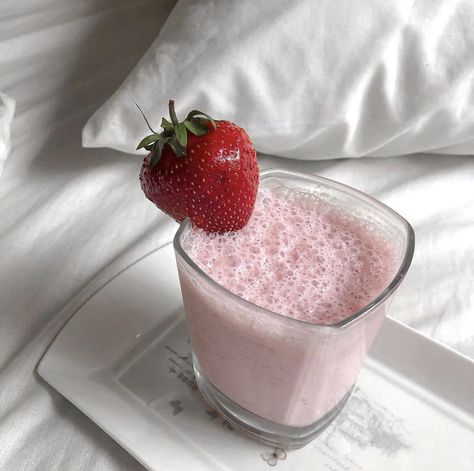 Healthy Food Motivation, Think Food, Pink Drinks, Strawberry Milk, Food Obsession, Healthy Snacks Recipes, A Drink, Pretty Food, Cute Food