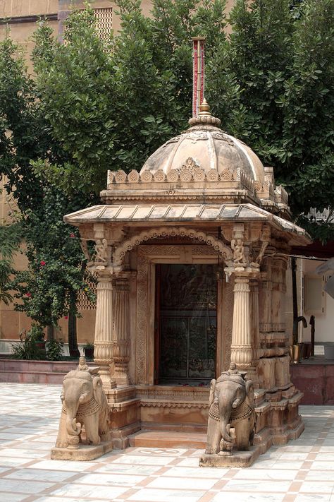 Northern India, Hindu Temple in Haridwar Mandir Architecture, Temple In Home, Temple Ideas, Temple Wedding Indian, Hindu Home Temple, Hindu Temple Landscape Design, Temples In India Architecture, Temples Of India Architecture, Nagara Style Temple Architecture