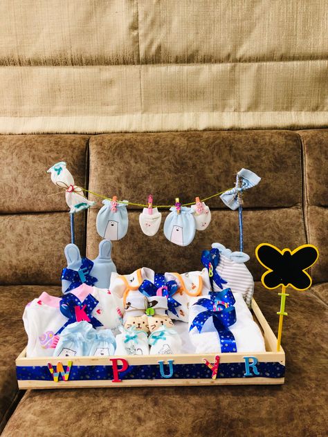 Baby Shower Tray Decoration, Baby Clothes Packing Ideas For Gift, Baby Gift Packing Ideas, Baby Hamper Ideas, Diy Hampers, Tea Light Candles Wedding, Baby Shower Hamper, Baby Boy Hamper, Baby Boy Gift Baskets