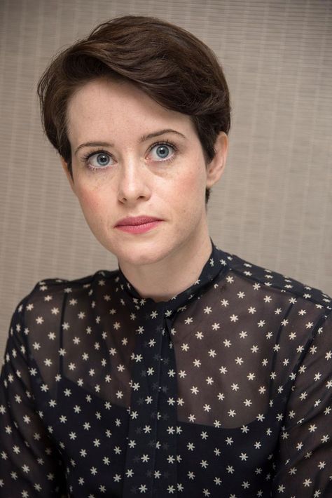 Clair Foy, Claire Foy, Nothing Changes, Portraits Female, Vanessa Kirby, Hair Inspiration Short, Felicity Jones, Pin Fashion, Smart Outfit