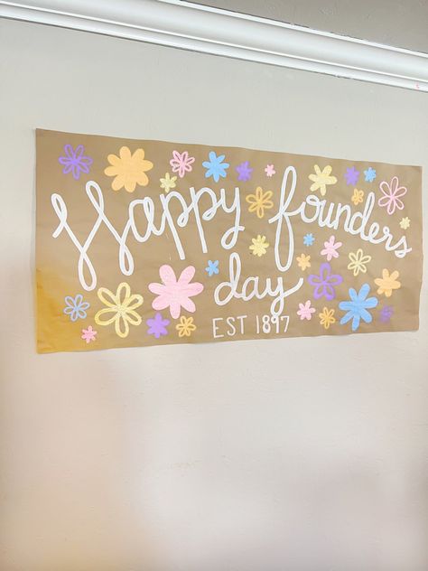 Paper Banners Ideas Diy, Founders Day Decoration Ideas, Prom Banners Ideas, Founders Day Banner, Founders Day Sorority Ideas, Brown Paper Banner Ideas, Brown Paper Signs, Sorority Brunch, Sorority Sisterhood Ideas