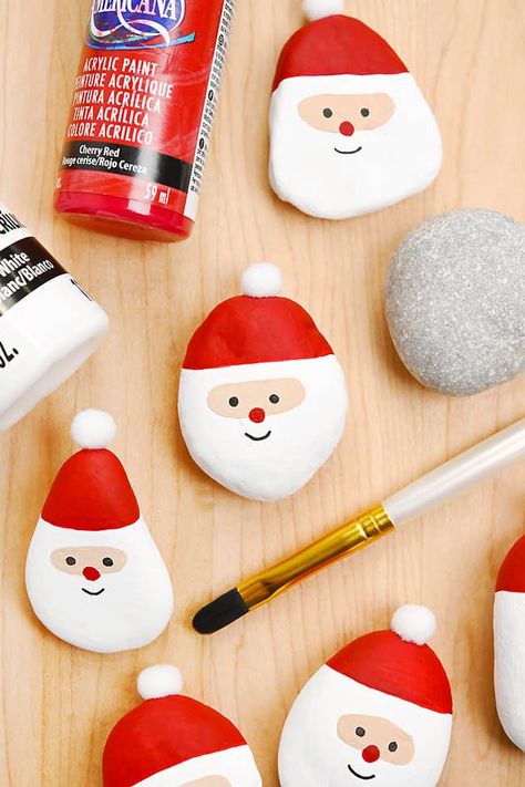 Learn how to make these super cute Santa painted rocks with our simple step-by-step tutorial! These DIY Santa Claus painted rocks are SO EASY to make, fun for both kids and adults. This kid-friendly Christmas craft is also perfect for beginners to rock painting! Rock Painting For Christmas, Easy Christmas Pottery Painting Ideas, Christmas Paintings Simple, Santa Painted Rocks, Christmas Rocks Painted Ideas, Christmas Stone Painting Ideas, Holiday Painted Rocks, Stone Painting Christmas, Christmas Rock Painting Ideas Easy