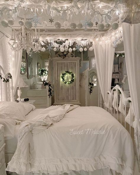 White Royal Bedroom, Angel Core Room, Yara Core, Angel Bedroom, Dream House Bedroom, Royal Bedroom, Dream Bedroom Inspiration, Romantic Bed, Victorian Bedroom