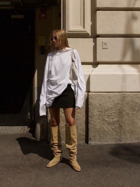 bege leather boots 90s Chola Fashion, Statement Boots, Outfit Minimal, Beige Outfit, Fashion Trends Winter, Fashion Aesthetics, Influencers Fashion, Minimal Style, Nyc Fashion