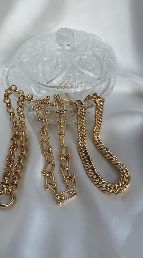 Necklaces Photography Ideas, Necklace Video, Jewelry Content, Gold Video, Jewellery Photography Inspiration, Jewelry Product Shots, Sentimental Jewellery, Creative Jewelry Photography, Jewellery Photography