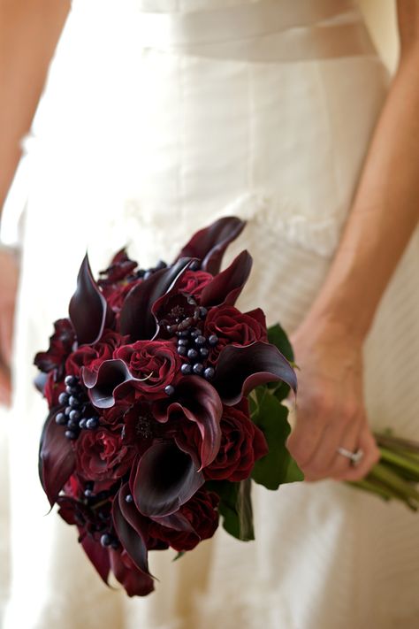 This is my favorite bouquet! Love the drama and textures in this deep red bouquet Black Magic Roses, Calla Lily Bouquet Wedding, Boda Ideas, Calla Lily Wedding, Calla Lily Bouquet, Red Bouquet Wedding, Bride's Bouquet, Red Bouquet, Lily Wedding