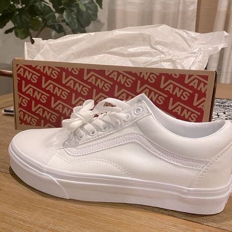 Vans old skool classic White Vans White Sneakers, Vans All White, White Old School Vans, White Vans Outfit, White Old Skool Vans, Vans Shoes Old Skool, Vans Old Skool White, All White Vans, White Vans Shoes