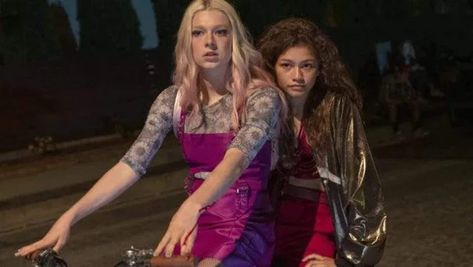 6 Rue & Jules Costumes For Halloween 2019 That Are Perfect For Besties Zendaya Barbie, 3 People Costumes, Euphoria Clothing, Joel Mchale, Euphoria Fashion, Barbie Ferreira, Cher Horowitz, Elisabeth Moss, Solo Costume