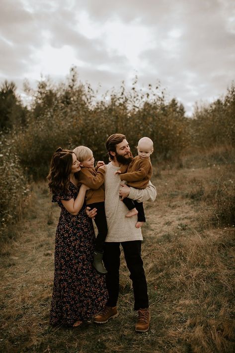 Moody Outdoor Family Photos, Winter Outdoor Family Pictures Outfit, Fall Session Outfits Family, Moody Fall Family Photoshoot, Black Dress Family Photoshoot, Trendy Family Photo Outfits, Dark Moody Family Photos, Fall Family Session Outfits, Fall Leaves Family Photos