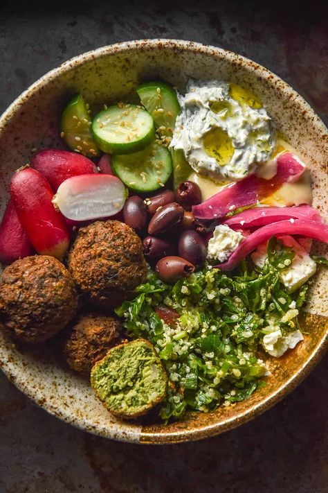 Low FODMAP falafel bowls that are made with low FODMAP falafel, tabbouleh and pickled onions and other delicious accompaniments. Recipes With Falafel, Falafel Bowl Recipe, Fodmap Elimination Diet, Falafel Bowls, Falafel Bowl, Bliss Bowls, Low Fodmap Vegetables, Homemade Falafel, Tabbouleh Recipe