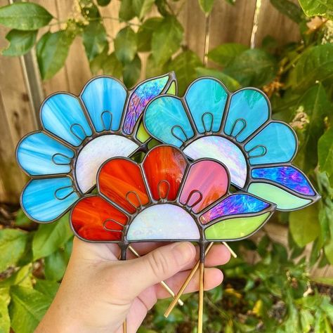 Stained Glass Plant Stakes, Plant Sticks, Stained Glass Flower, Electric Daisy, Plant Stakes, Daisy Bouquet, Glass Diy, Glass Planter, Glass Board