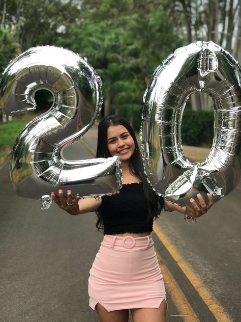 Poses With Number Balloons, Birthday Photoshoot 25, Number Balloons Photoshoot, Photos With Balloons, Balloons Photoshoot, Balloon Photoshoot, Birthday Poses, Ideas De Poses, 21st Birthday Photoshoot