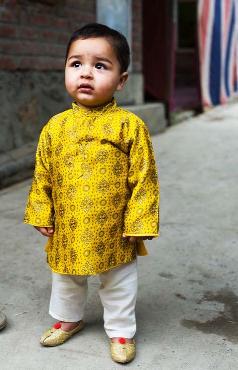 Indian children are my favorite things! Trendy Outfits Indian, Indian Baby, Mughal Empire, Kids Around The World, Colorful Life, We Are The World, Baby Keepsake, Indian Outfit, Incredible India