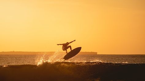 Mesmerizing view of the silhouette of a ... | Free Photo #Freepik #freephoto #surfing-surfer #surfer #surfing #surf-wave Surfing Laptop Wallpaper, Surfing Images, Surfing Wallpaper, Surf Wave, Surfing Aesthetic, Surf Aesthetic, Sunset Surf, Surf Vibes, Summer Surf