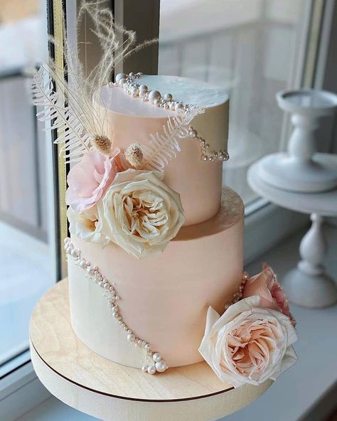 Contemporary Wedding Cakes, Wedding Cake Art, Wedding Cake Pearls, Cake With Flowers, Wedding Anniversary Cakes, Creative Wedding Cakes, Beautiful Cake Designs, Elegant Birthday Cakes, Dream Wedding Cake