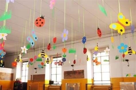 Classroom Ceiling Decorations Diy, Class Room Decoration For Children Day, Classroom Mobiles, School Reception Decoration Ideas, Kindergarten Classroom Door, Classroom Ceiling Decorations, Paper Mobiles, Daycare Room Ideas, Classroom Ceiling