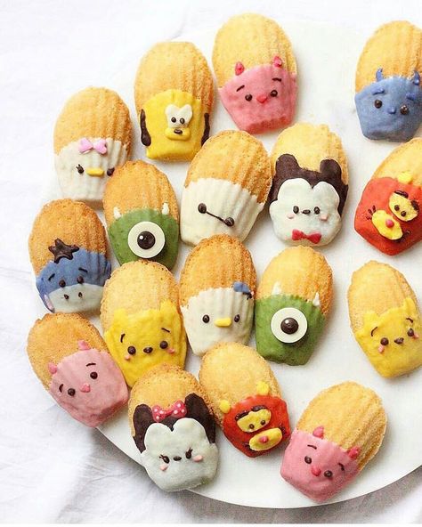 Bonne journée les amis !! Chocate dipped tsum tsum madelein by @sweet_essence_ . Its so cute!!!! I love it..... #madeleine #chocolate… Tsum Tsum Party, Madeline Cookies, Resepi Biskut, Madeleine Cookie, Drawing Vintage, Cake Drawing, Cute Bento, Pastry Desserts, Chiffon Cake